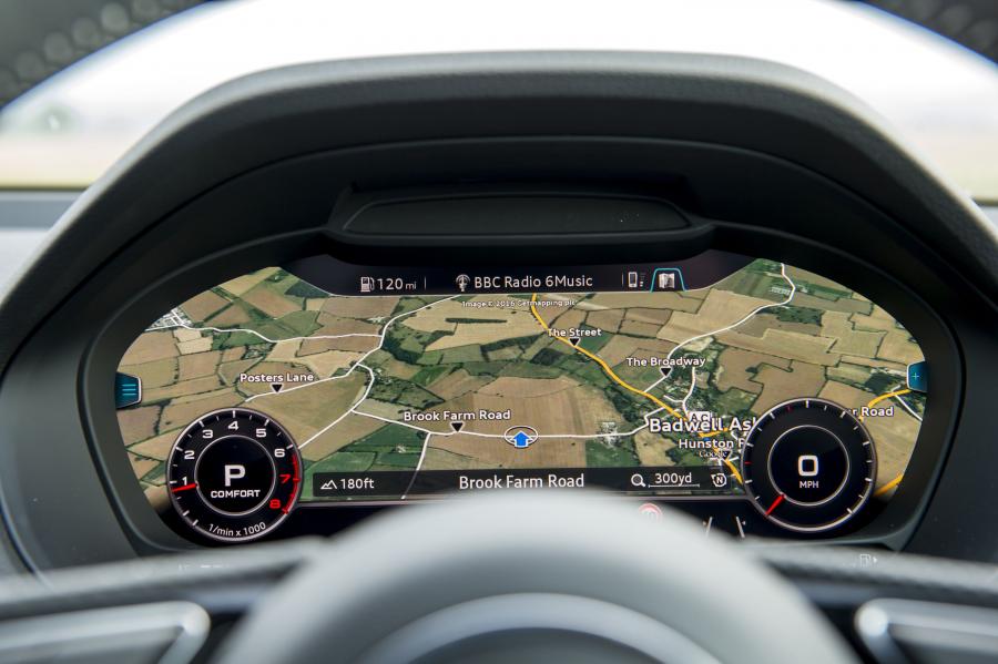 Панель приборов Audi Q2 TFSI S-Line 2016 года  (UK) (фото 4 из 32)